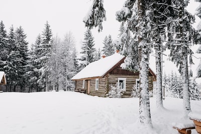 雪域中的棕色木屋